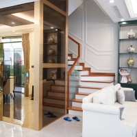 Khả năng vận chuyển và tải trọng của thang máy kính như thế nào?