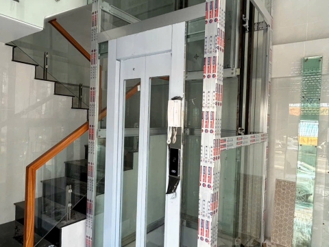Hoàn thiện lắp kính thang khung nhôm kính tại Long Xuyên - An Giang
